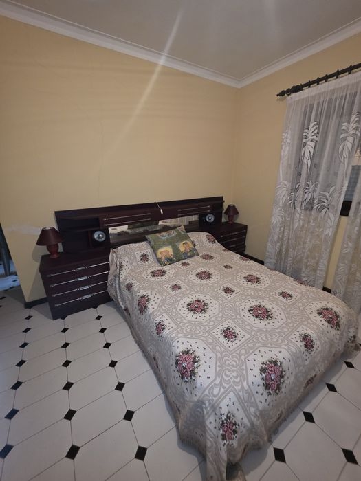 Cama com cabeceira e mesinhas