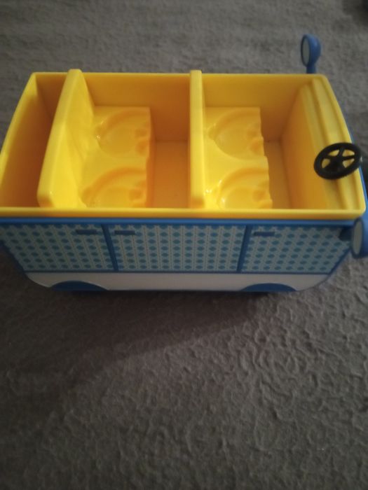 Caping Car Peppa Pig e bonecos