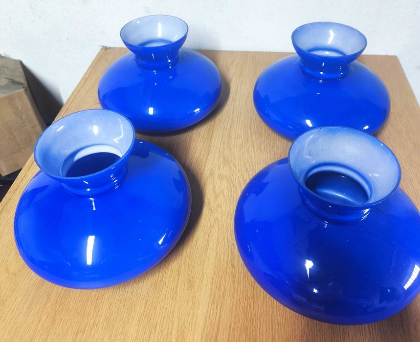 Tulipas , abatjours / abajures em vidro opalino ou opalizado .