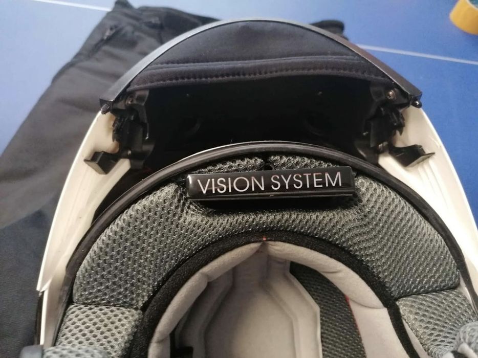 Capacete modular com espelho retrovisor