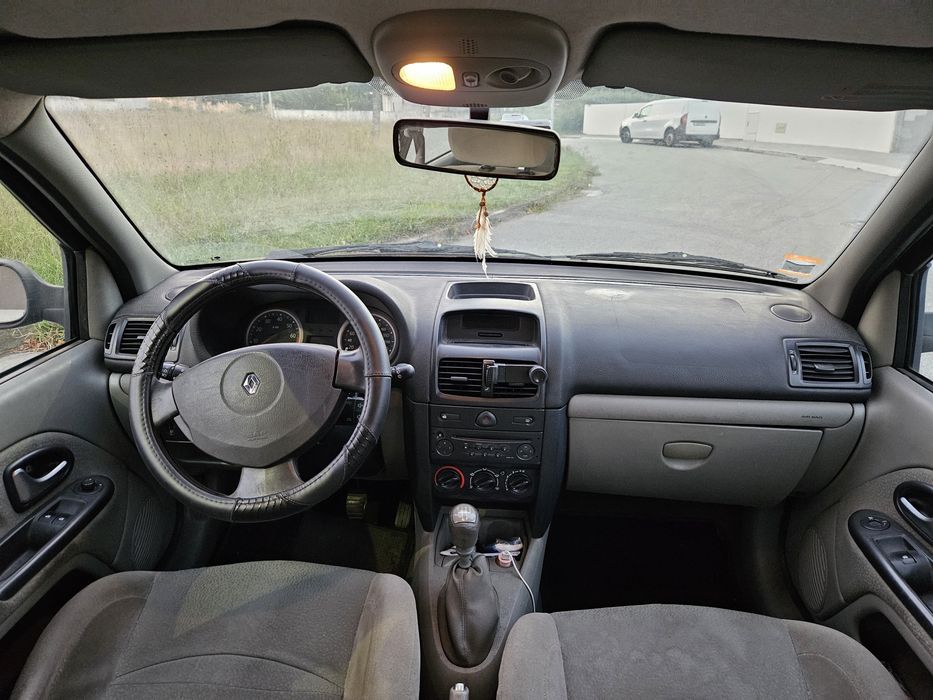 Renault Clio II 1.2 gasolina, nacional, de 2004.