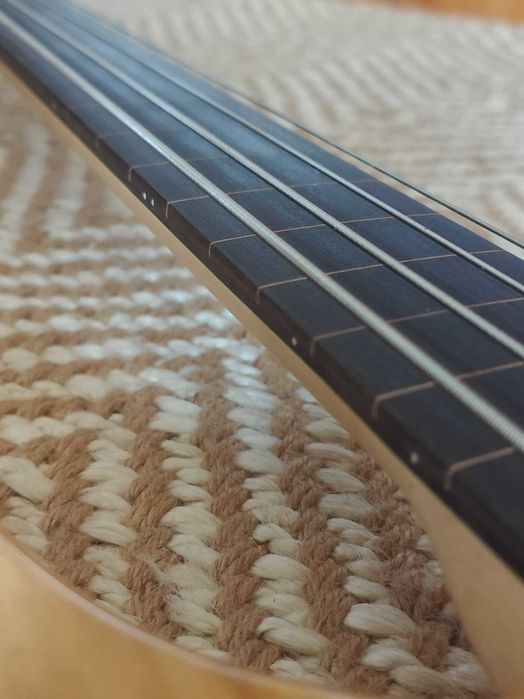 Baixo fretless como novo