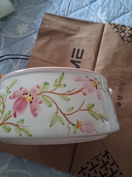Prato coberto pintado com flores