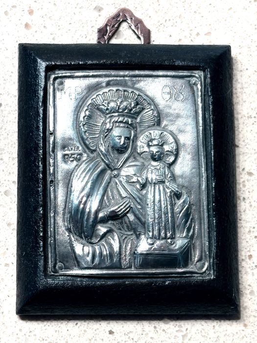 Pequeno antigo ícone com imagem da Nossa Senhora em madeira e prata