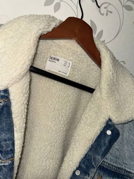 Продам джинсову теплу куртку Bershka