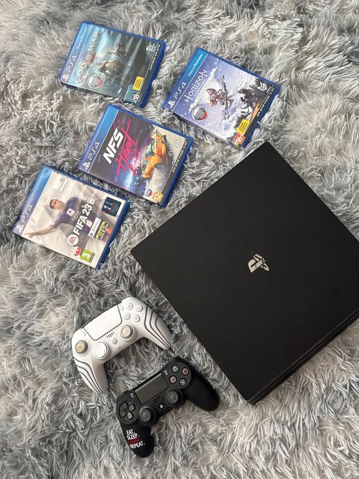 Konsola Sony Playstation 4 PS4 PRO 1TB + 2 Pady