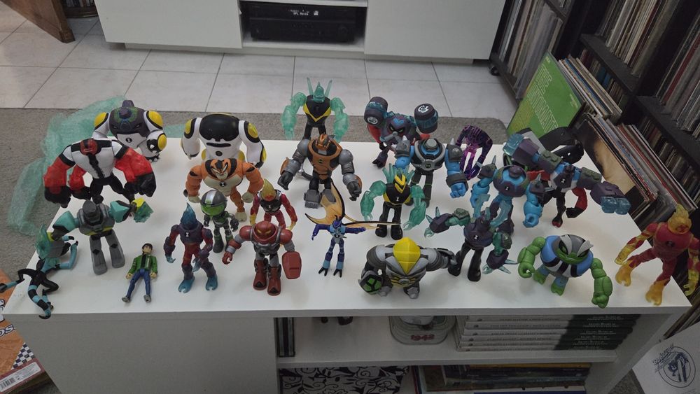 Vendo várias figuras de super heróis /star wars