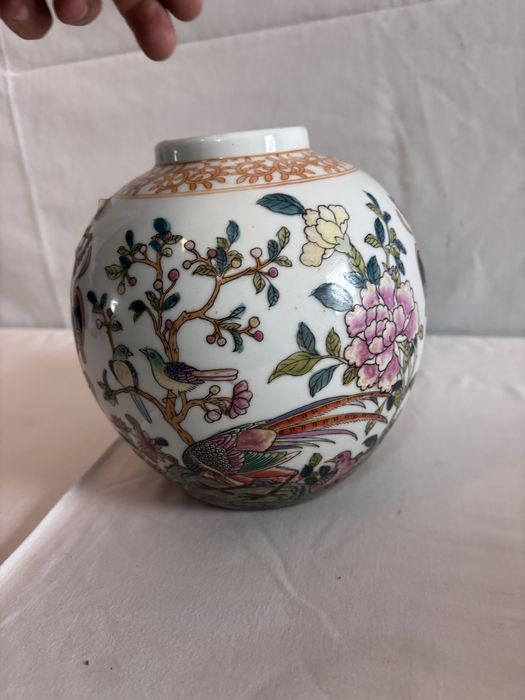 Marca Qianlong  Pote em porcelana chinesa do Século XIX, com as armas reais de Dom João V e Dona Mariana de Áustria
