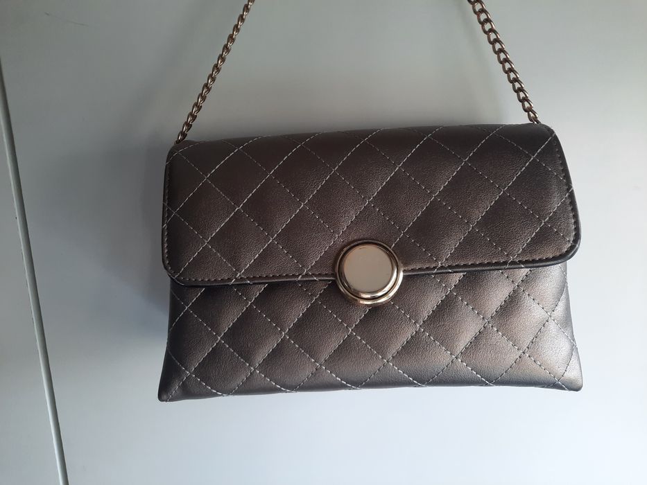 Clutch dourada com alça removível