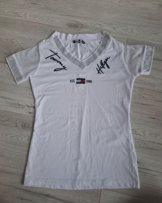 Biała koszulka z dekoltrm V Tommy Hilfiger