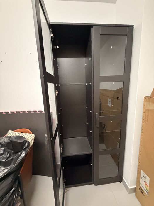 Movel com prateleiras de vidro ikea