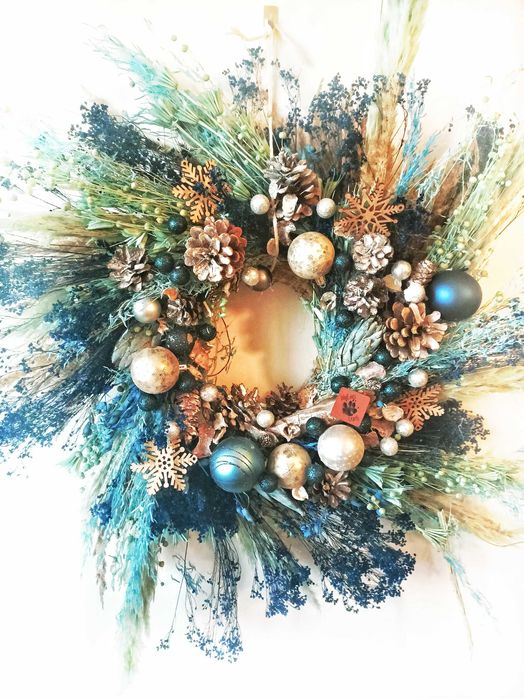 Zimowy, bajkowy świąteczny wianek z suszonych roślin na Święta