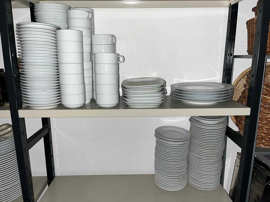 Recheio de armazém completo. Artigos de restauração