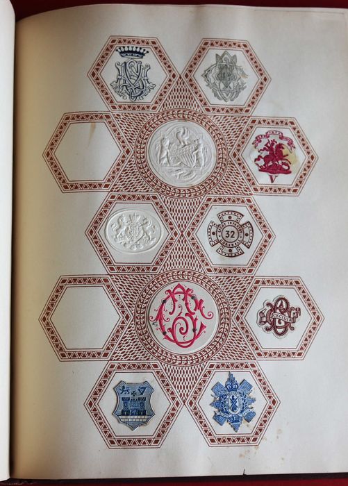 Álbum de Brasões e Monogramas com dezenas de peças