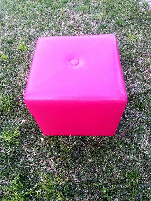 BANCO de apoio, para interior ou exterior. Muito útil.