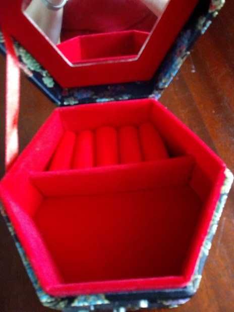 nowe pudełko na biżuterię wyłożone czerwonym aksamitem