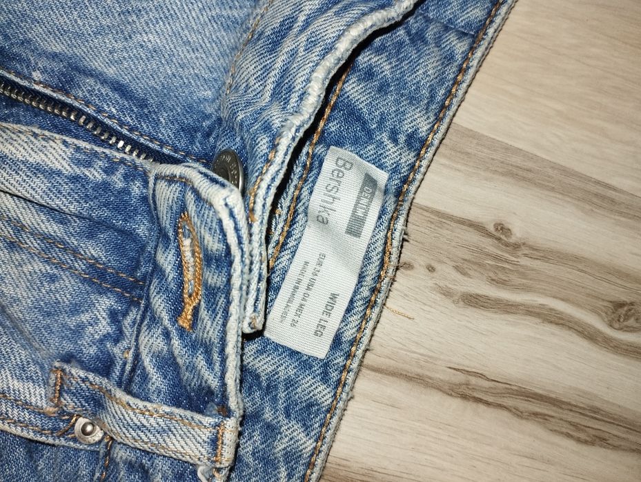 Szerokie spodnie z dziurami