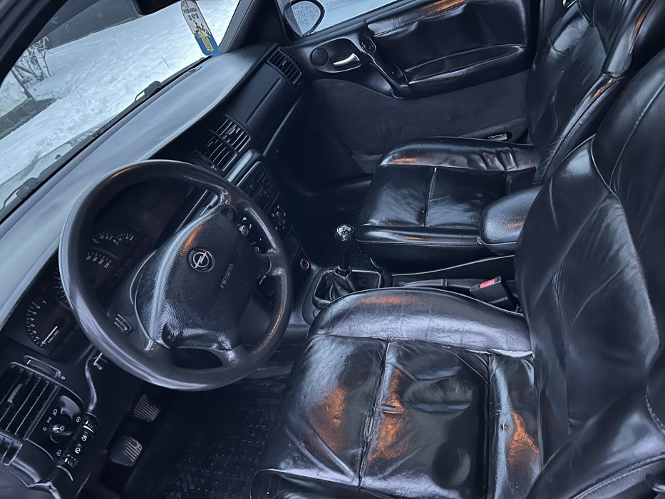 Продам вектру з мотором 1.6 1998року.