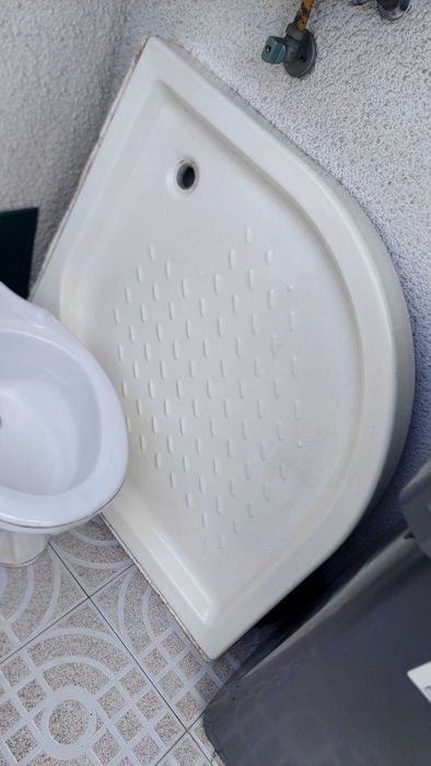 Conjunto de casa de banho (sanita, autoclismo, bidé e base de duche)