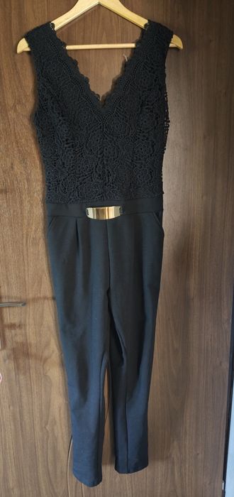 Czarny kombinezon M/L na ramiączka, ażurowy dekolt