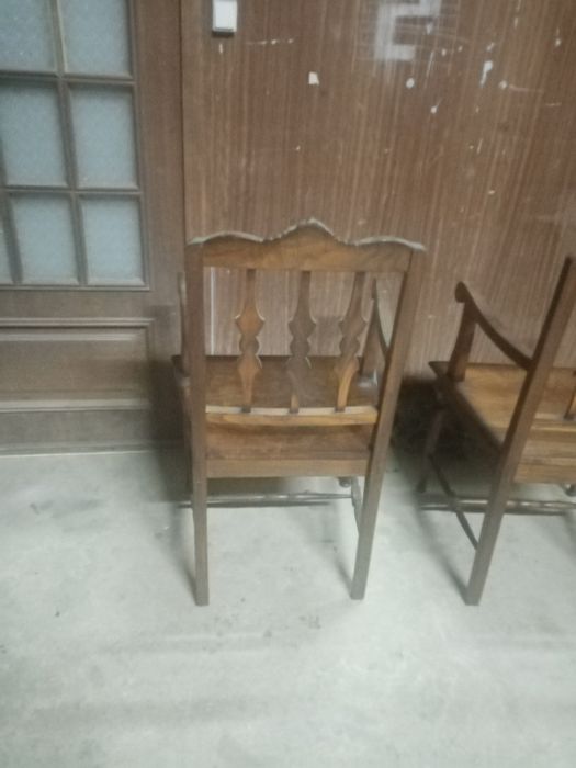 2 cadeiroes em madeira