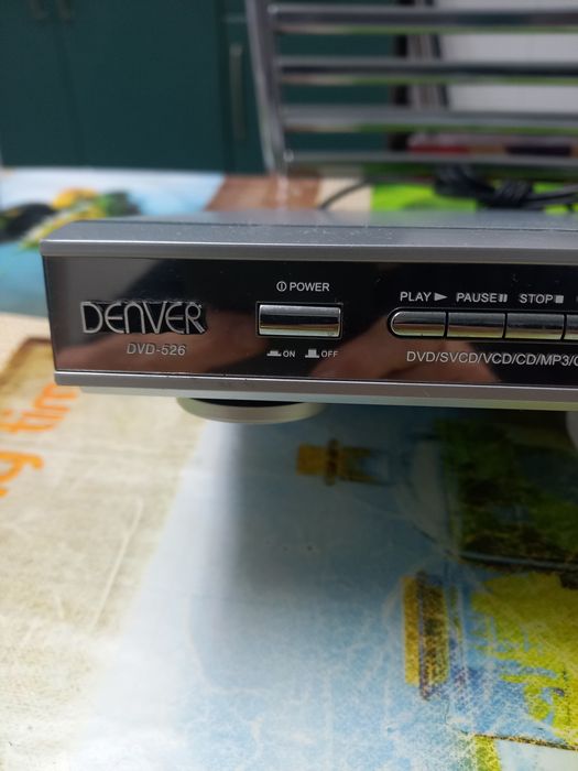 Leitor  de DVD  da marca Denver em  ótimo estado e a funcionar  perfeitamente, oferta de 10 DVD originais.