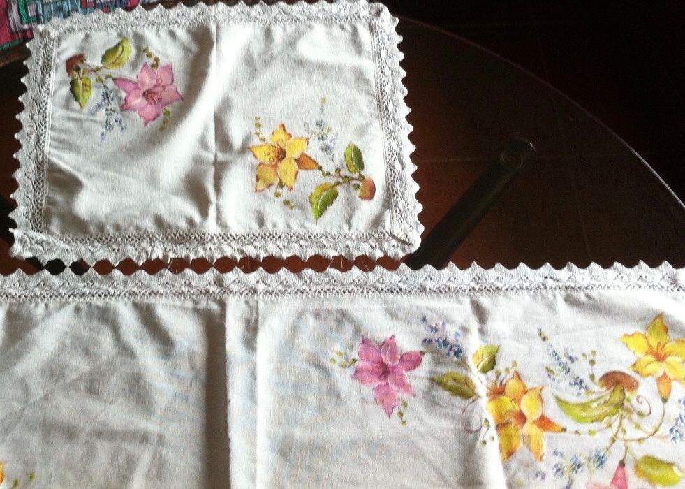 antigo conjunto de naperons pintados a mao