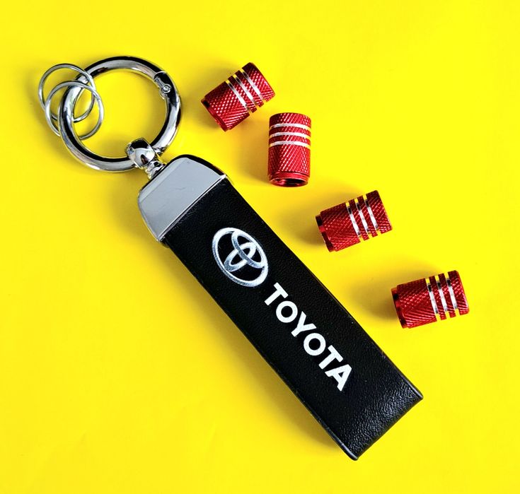** NOWY Breloczek TOYOTA + Nakrętki na wentyle czerwone komplet tuning