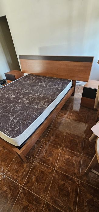 Cama de casal com colchão e mesinhas de cabeceira