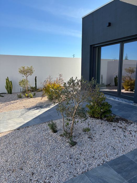 Moradia T3+1 nova, com piscina em Samora Correia