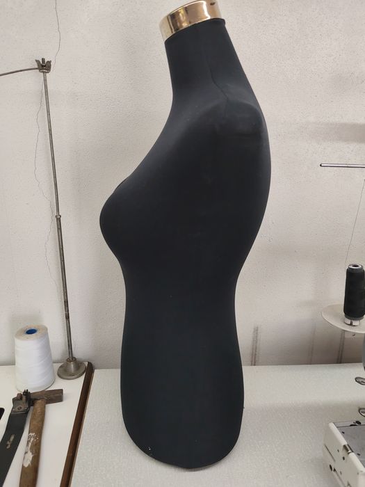 Manequim meio corpo material plástico duro  revestimento malha preta