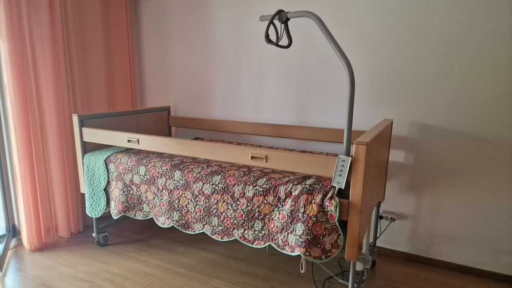 Cama de  madeira articulada