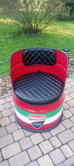 Fotele z metalowych beczek.