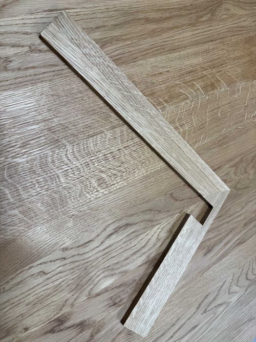 Cokoliki dębowe przy schodach, producent