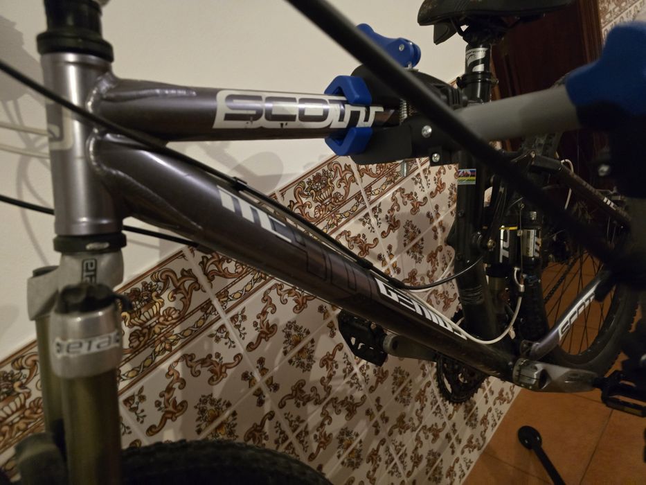 Bicicleta BTT Scott + suporte para reparação / manutenção