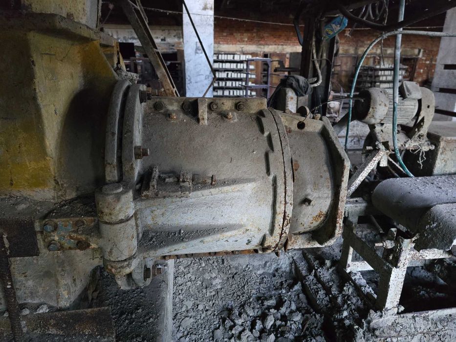 Прес для виробництва цегли