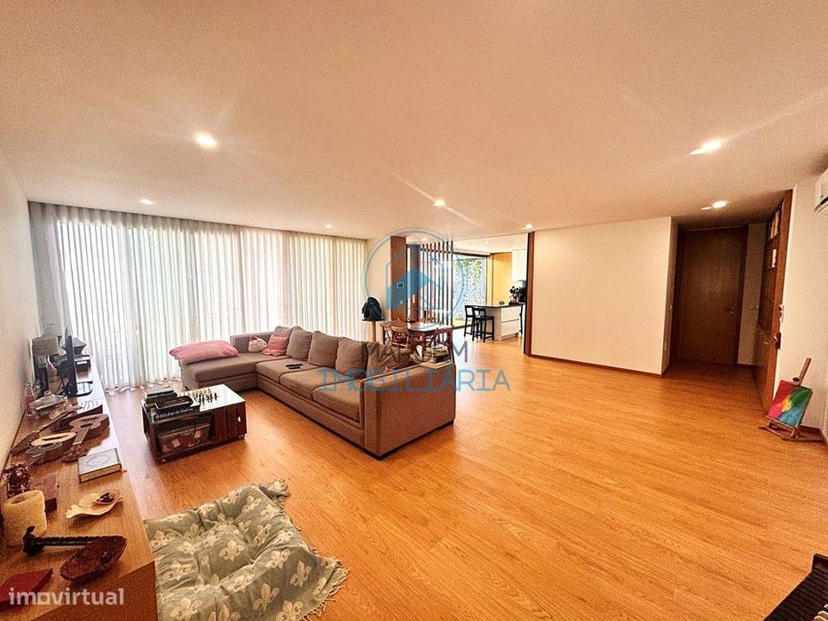 Moradia térrea T4, no Louro, com jardim, garagem e AC