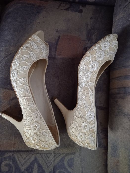 Buty z haftem b.ładne roz. 37 stan bdb+