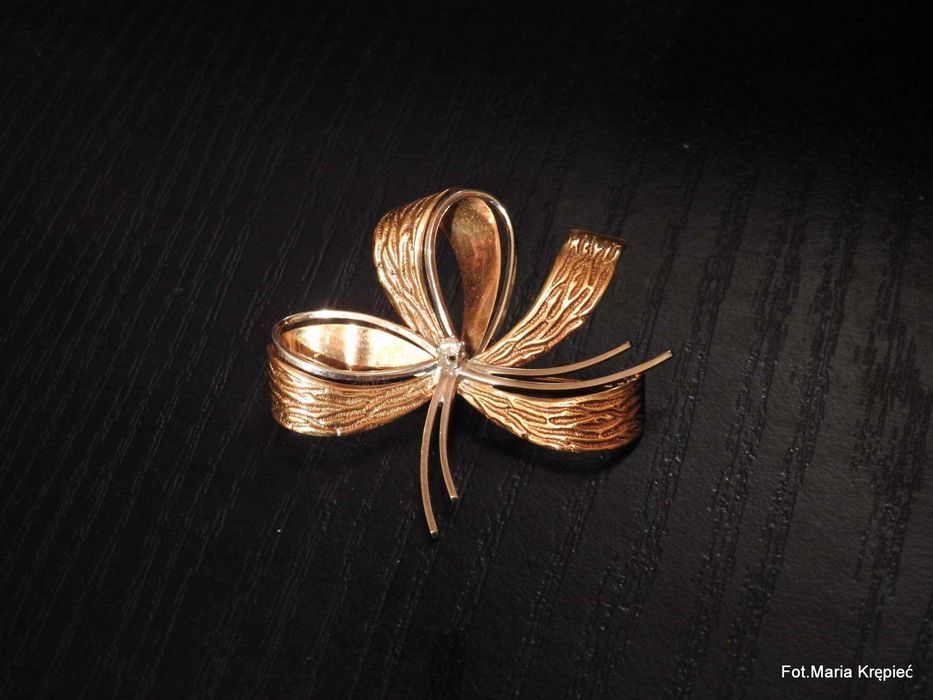 Złota broszka z brylancikiem.