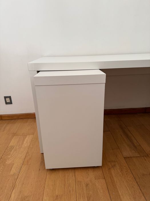 Mesa secretária Malm