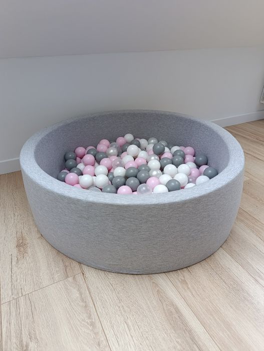 Suchy basen z kulkami dla dzieci