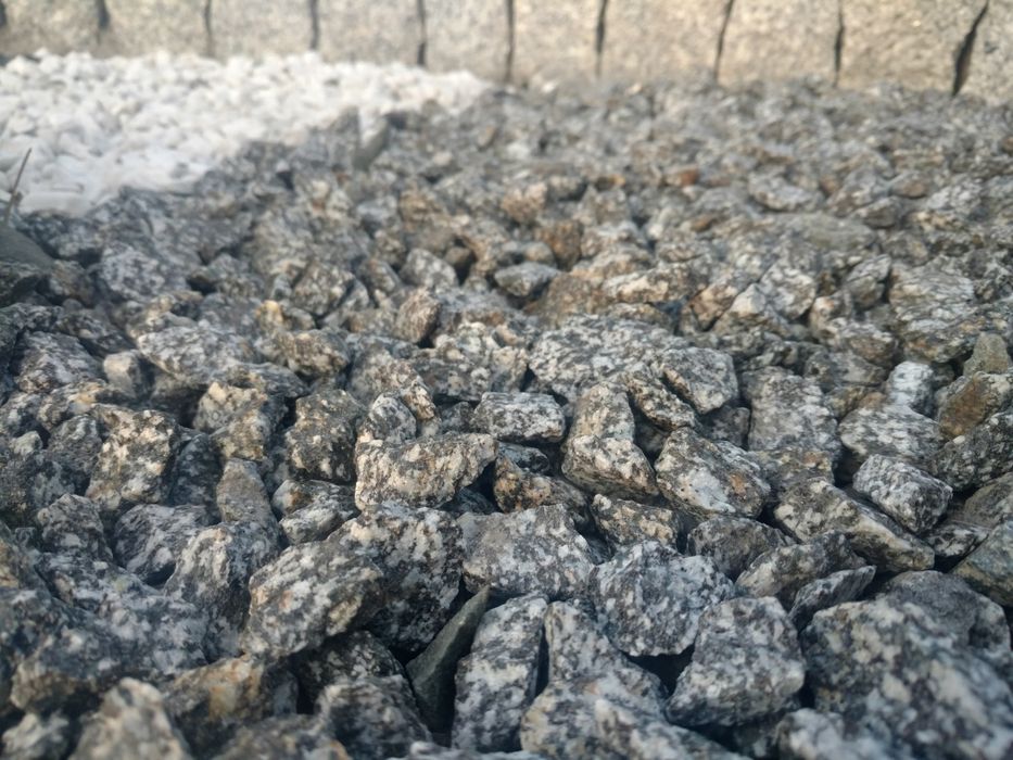 Grys Sjenitowy Kośmin kamień bazaltowy kora kamienna gres granitowy