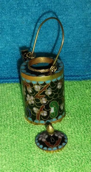 Bule em miniatura decorativo 
feito com a técnica de esmalte cloisonné