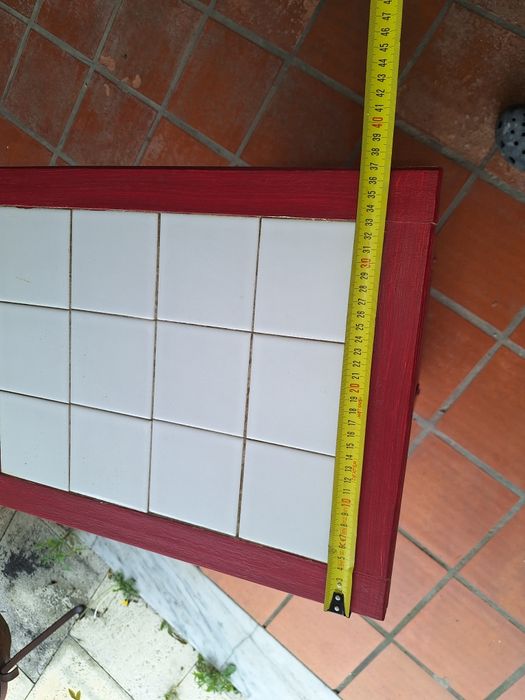 Mesa decorativa com bastante arrumação