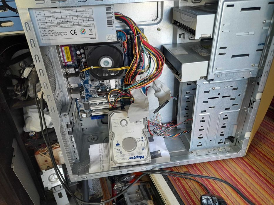 computador de secretaria a funcionar muito bem