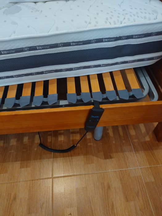 Cama de casal com estrado elétrico e colchão ortopédico.