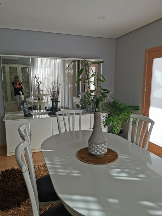 Mesa de jantar com cadeiras lacadas