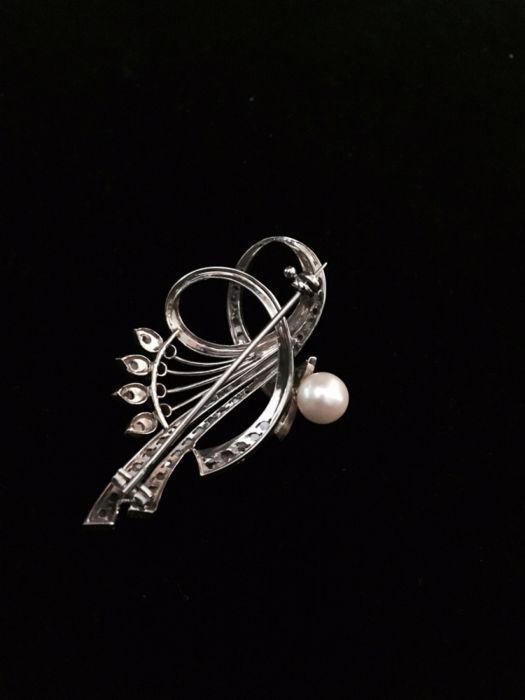 Alfinete em ouro branco, diamantes e pérola verdadeira