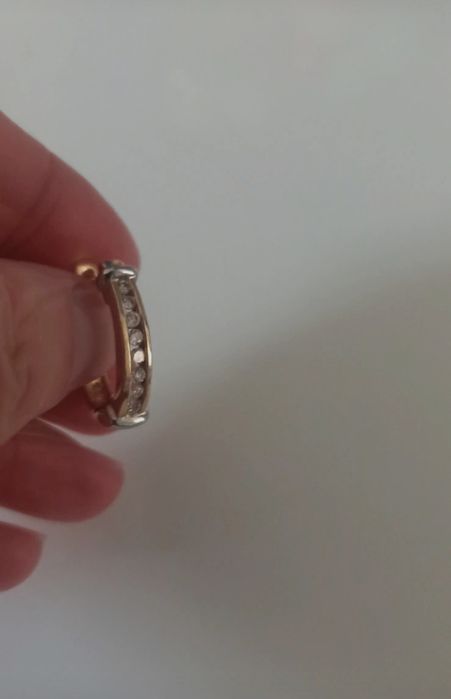 Złoty kolczyk z diamentami 585