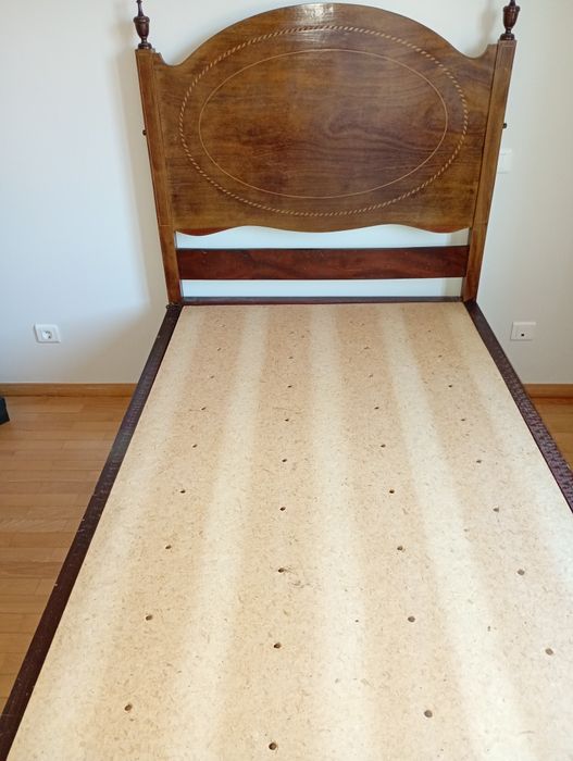 Cama D. Maria II com colchão novo